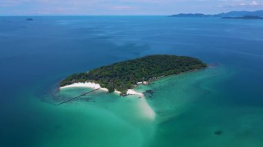 Koh Kham Trat Tayland, Koh Mak Tayland yakınlarındaki tropik adanın insansız hava görüntüsü. Beyaz kumlu sahil, palmiye ağaçları ve okyanusta turkuaz renkli okyanuslu büyük siyah kaya taşları.