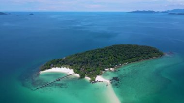 Koh Kham Trat Tayland, Koh Mak Tayland yakınlarındaki tropik adanın insansız hava görüntüsü. Beyaz kumlu sahil, palmiye ağaçları ve okyanusta turkuaz renkli okyanuslu büyük siyah kaya taşları.