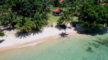 Mavi okyanus ve beyaz plajlı Koh Mak Tayland tropikal adasının insansız hava aracı görüntüsü. Koh Mak Tayland 'da turkuaz renkli okyanus