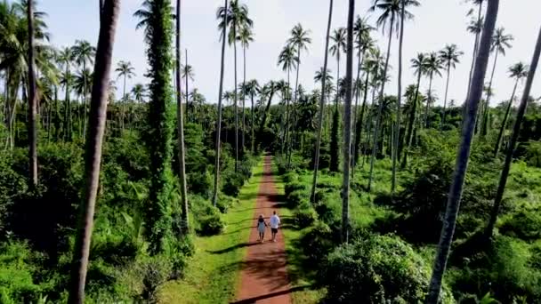 Män Och Kvinnor Går Väg Mellan Palmer Koh Mak Thailand — Stockvideo