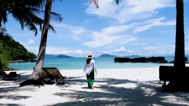 타이의 햄트라 해변을 아시아 여자들 — 비디오