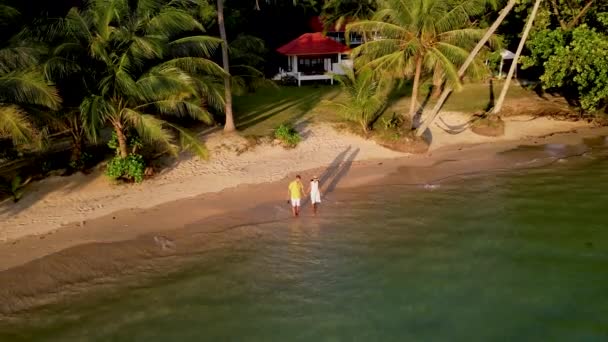 Egy Pár Férfi Sétál Fehér Trópusi Strandon Koh Kham Trat — Stock videók