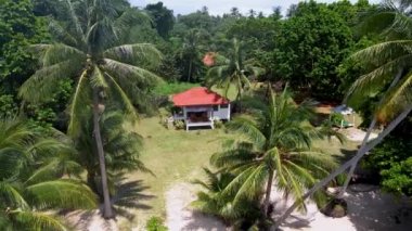 Mavi okyanusu ve beyaz plajı olan Koh Mak Tayland 'ın tropik adası. Koh Mak Tayland 'da turkuaz renkli okyanus. Drone hava görüntüsü