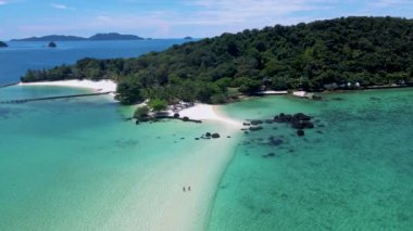 Koh Kham Trat Tayland, Koh Mak Tayland yakınlarındaki tropik adanın havadan görünüşü. Beyaz kumlu sahil, palmiye ağaçları ve okyanus manzaralı büyük siyah kaya taşları.