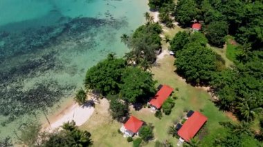 Mavi okyanus ve beyaz plajlı Koh Mak Tayland tropikal adasının insansız hava aracı görüntüsü. Koh Mak Tayland 'da turkuaz renkli okyanus. Plajdaki bungalovlar