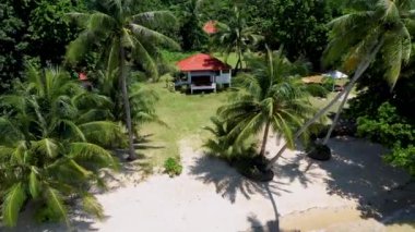 Mavi okyanus ve beyaz plajlı Koh Mak Tayland tropikal adasının insansız hava aracı görüntüsü. Koh Mak Tayland 'da turkuaz renkli okyanus