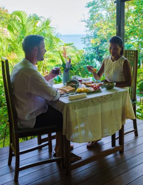 Tayland 'da tropik bir bahçede kahvaltı masası Tayland yemeği, meyve ve yumurtalarıyla kahvaltı..