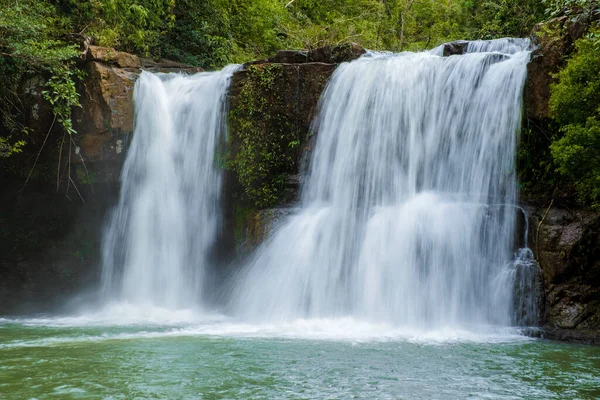 Koh Kood Adası Tayland Şelalesi, Khlong Chao Şelalesi Koh Kood Tayland Turkuaz renkli suyla