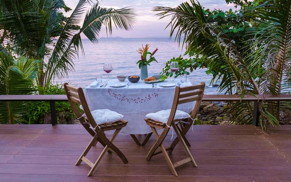 Tavolo Pranzo Affacciato Sull Oceano Con Cibo Tailandese Cena Tramonto — Foto Stock