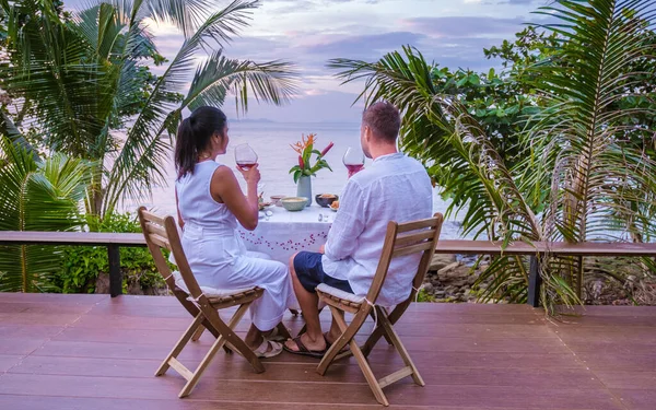 Pareja Teniendo Una Cena Romántica Junto Océano Mesa Cena Con —  Fotos de Stock