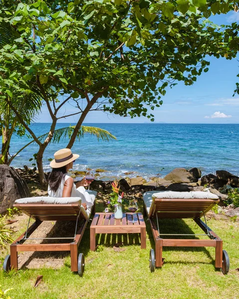 Coppia Che Rilassa Mare Con Drink Durante Vacanze Uomini Donne — Foto Stock