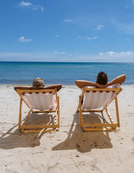 Beach Διακοπές Concept Καρέκλα Και Μπλε Ουρανό Στο Τροπικό Νησί — Φωτογραφία Αρχείου