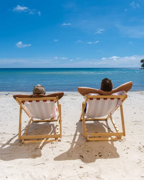 Homens Mulheres Relaxando Praia Uma Cadeira Praia Colorida Conceito Férias — Fotografia de Stock