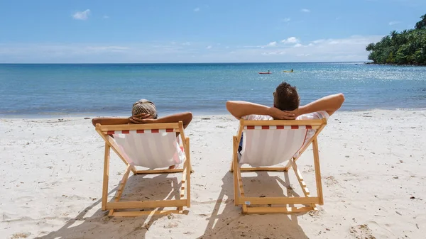 Homens Mulheres Relaxando Praia Uma Cadeira Praia Colorida Conceito Férias — Fotografia de Stock