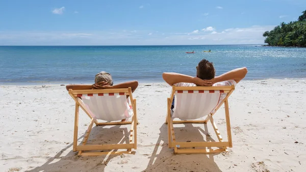 Hommes Femmes Détendre Sur Plage Dans Une Chaise Plage Colorée — Photo