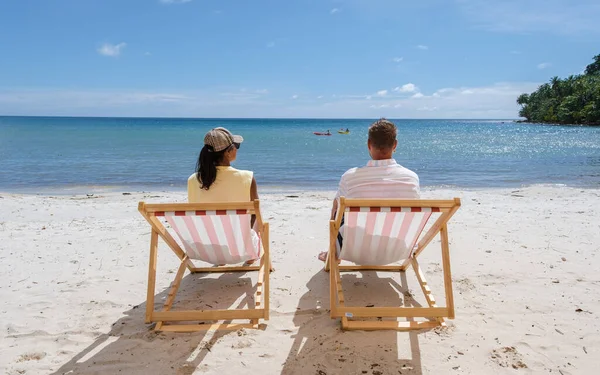 Homens Mulheres Relaxando Praia Uma Cadeira Praia Colorida Conceito Férias — Fotografia de Stock