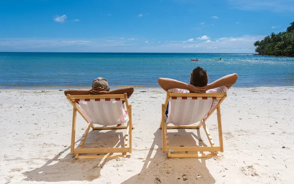 Strandurlaub Mit Liegestuhl Und Blauem Himmel Auf Der Tropischen Insel — Stockfoto