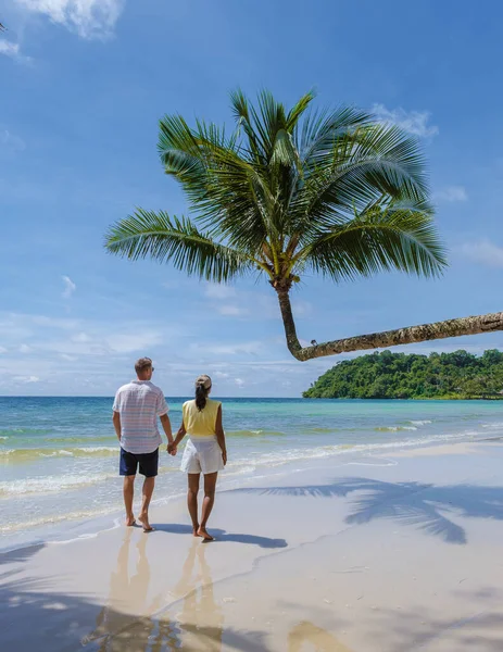 Couple Men Women Vacation Island Koh Kood Thailand Hanging Palm — Stock Photo, Image