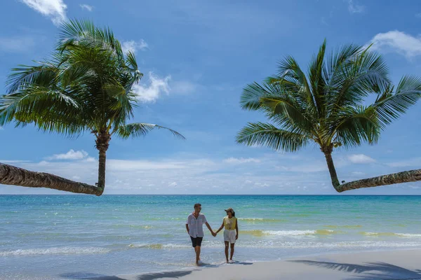 Casal Homens Mulheres Férias Ilha Koh Kood Tailândia Palmeiras Penduradas — Fotografia de Stock