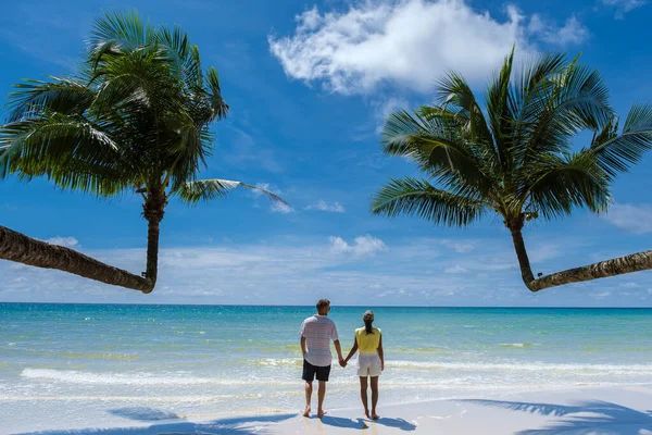 在泰国Koh Kood岛上 一对男女正在度假 在白色的热带海滩上挂着棕榈树 一对夫妇带着蓝色的海洋男女在泰国度假 — 图库照片