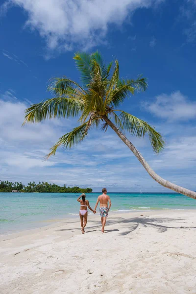 タイのコ コッド島にヤシの木がある熱帯ビーチ タイで休暇中の青い海のカップルの男性と女性と白い熱帯ビーチでヤシの木をぶら下げ — ストック写真