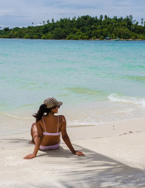 Asiatische Thailändische Frauen Entspannen Sich Einem Tropischen Strand Mit Palmen — Stockfoto
