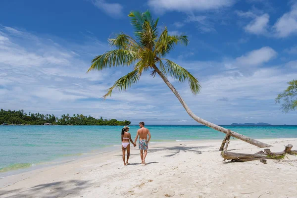 Mannen Vrouwen Wandelen Een Tropisch Strand Met Laag Hangende Palmbomen — Stockfoto