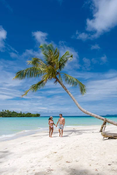 Thaise Vrouwen Blanke Mannen Wandelen Een Tropisch Strand Het Eiland — Stockfoto
