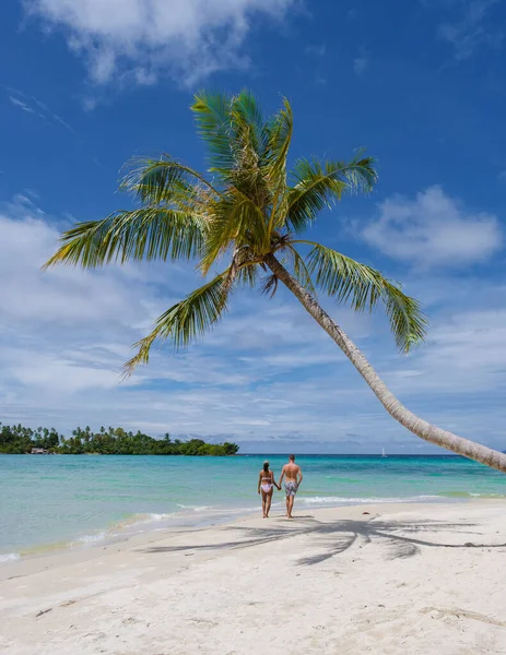 Aziatische Thaise Vrouwen Blanke Mannen Een Tropisch Strand Met Palmbomen — Stockfoto