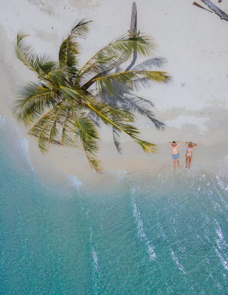 タイのコ コッド島にヤシの木がある熱帯ビーチ 青い海を持つ白い熱帯のビーチタイで休暇中の男女カップル空中ドローンビュー上からの眺め — ストック写真