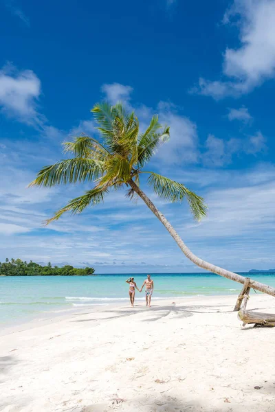 Mannen Vrouwen Wandelen Een Tropisch Strand Met Palmbomen Thailand — Stockfoto
