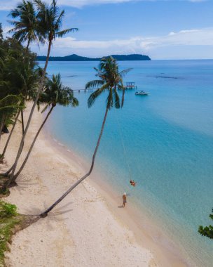 Tropik Koh Kood Adası veya Koh Kut Tayland. Tayland 'da tatilde olan birkaç erkek ve kadın. Tatil adası gezisi.