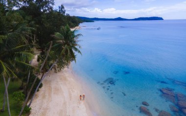 Tropik Koh Kood Adası veya Koh Kut Tayland. Tayland 'da tatilde olan birkaç erkek ve kadın. Tatil adası gezisi.