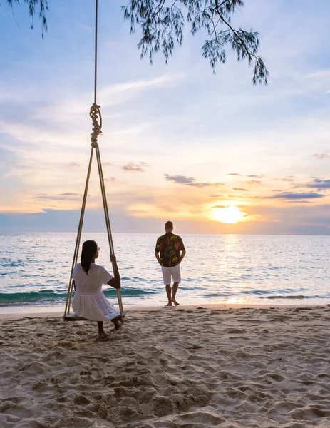 Koh Kood Tailândia Paraíso Praia Tropical Com Balanço Praia Homens — Fotografia de Stock