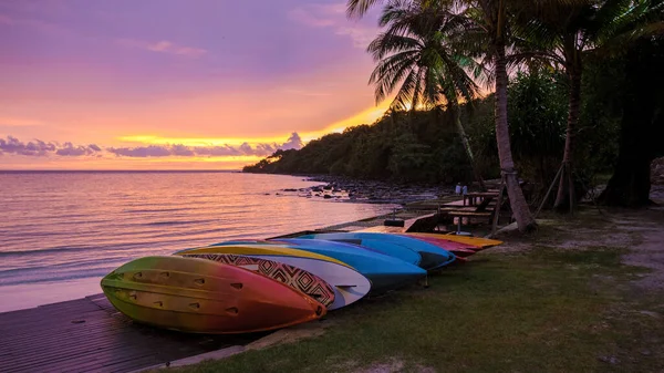 泰国Koh Kood热带海滩日落时分在海滩上的皮划艇 — 图库照片