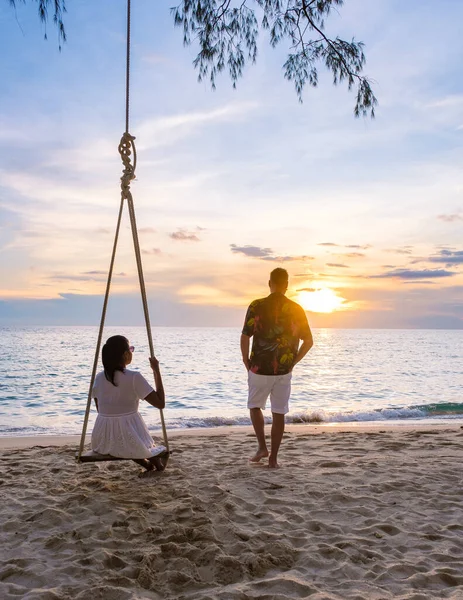 Casal Relaxante Balanço Durante Pôr Sol Praia Mulheres Tailandesas Homens — Fotografia de Stock