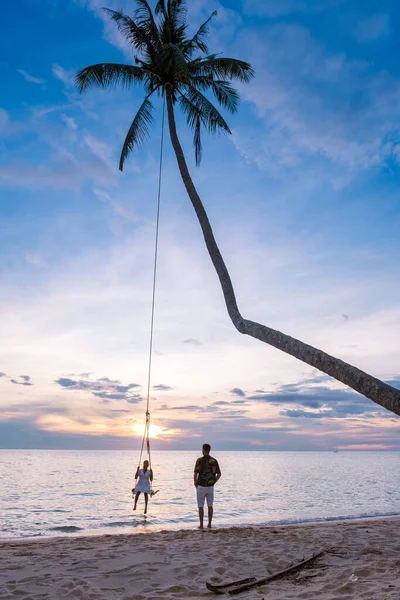 Paar Ontspannen Een Schommel Tijdens Zonsondergang Het Strand Thaise Vrouwen — Stockfoto