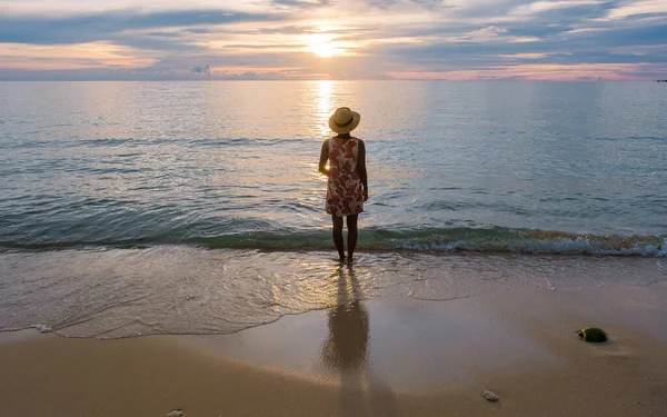 トロピカルアイランド Koh Kood Koh Kut Thailand 海のそばに立ってビーチから夕日を見て帽子をかぶったアジアのタイ人女性 — ストック写真