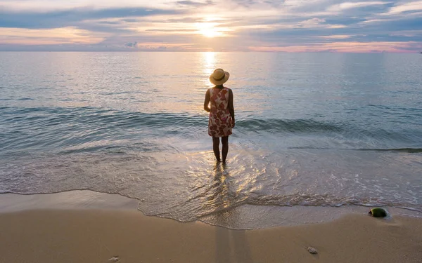 모자를 여자들 해변의 코하우 타이에서 광경을 — 스톡 사진