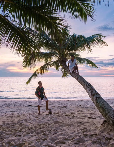 Men Women Relaxing Palm Tree Tropical Beach Watching Sunset Vacation — Stock Photo, Image