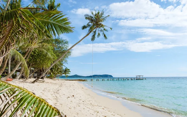 Niedrig Hängende Palme Mit Schaukel Auf Der Tropischen Insel Koh — Stockfoto