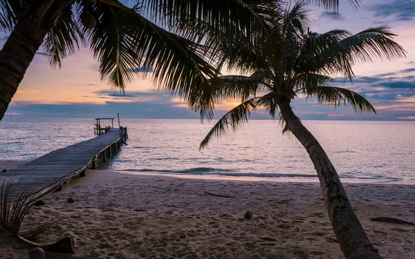 Dřevěné Molo Při Západu Slunce Tropickém Ostrově Koh Kood Provincii — Stock fotografie