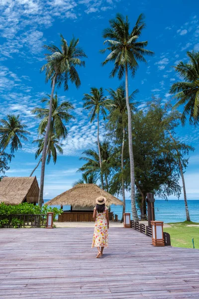 Donne Asiatiche Tailandesi Vacanza All Isola Tropicale Koh Kood Isola — Foto Stock