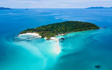 Koh Kham Trat Tayland, Koh Mak Tayland yakınlarındaki tropik adanın havadan görünüşü. Beyaz kumlu sahil, palmiye ağaçları ve okyanusta büyük siyah kaya taşları.