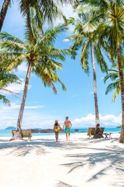 Tayland 'da tropikal bir plajda Koh Kham Tayland Trat. Tropik bir adada Asyalı kadınlar ve beyaz erkekler