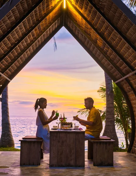 Cena Romántica Playa Con Comida Tailandesa Atardecer Isla Koh Mak — Foto de Stock