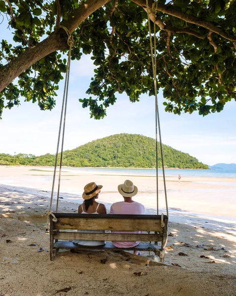 Homens Mulheres Relaxando Uma Praia Tropical Banco Balanço Banco Balanço — Fotografia de Stock