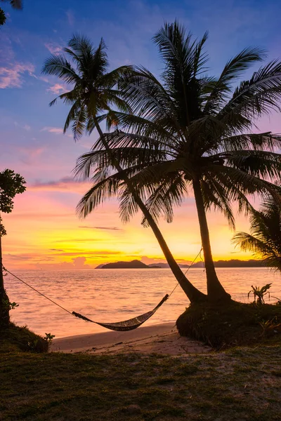 Puesta Sol Playa Con Palmeras Una Hamaca Koh Mak Island — Foto de Stock