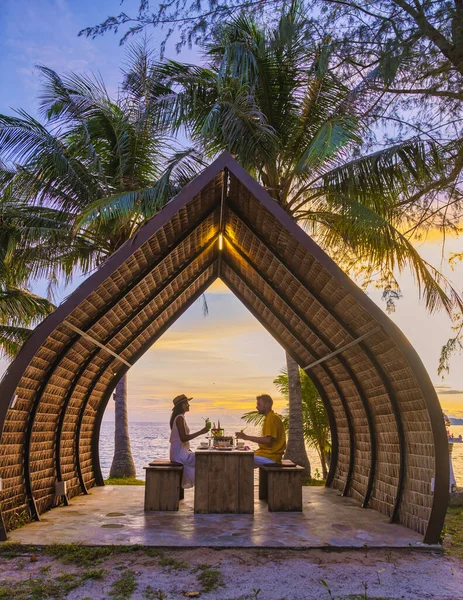 Dîner Romantique Sur Plage Avec Nourriture Thaïlandaise Pendant Coucher Soleil — Photo