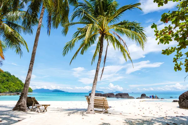 Koh Kham Trat Thailand 泰国Koh Mak附近热带岛屿的空中景观 白沙滩上有棕榈树 大海中有巨大的黑色巨石 还有白沙滩 — 图库照片